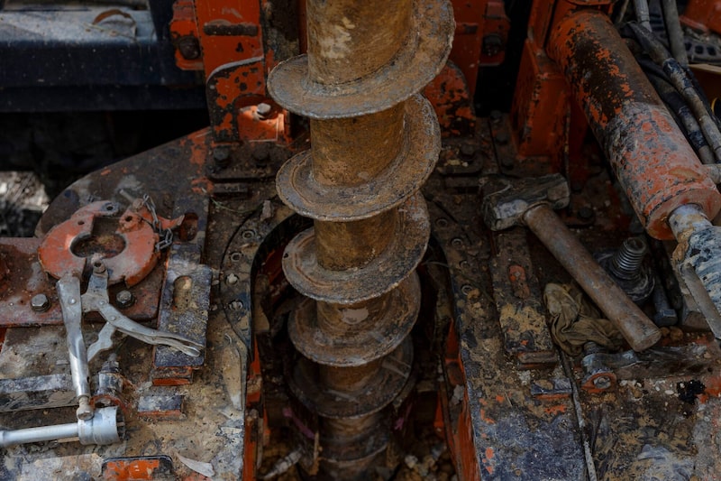 Trabajadores perforan para obtener muestras de suelo en un proyecto de exploración de tierras raras. Trabajadores perforan para obtener muestras de suelo en un proyecto de exploración de tierras raras.