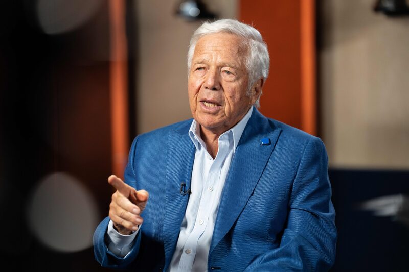 Robert Kraft, propietario de los Patriotas de Nueva Inglaterra. Robert Kraft, propietario de los Patriotas de Nueva Inglaterra.