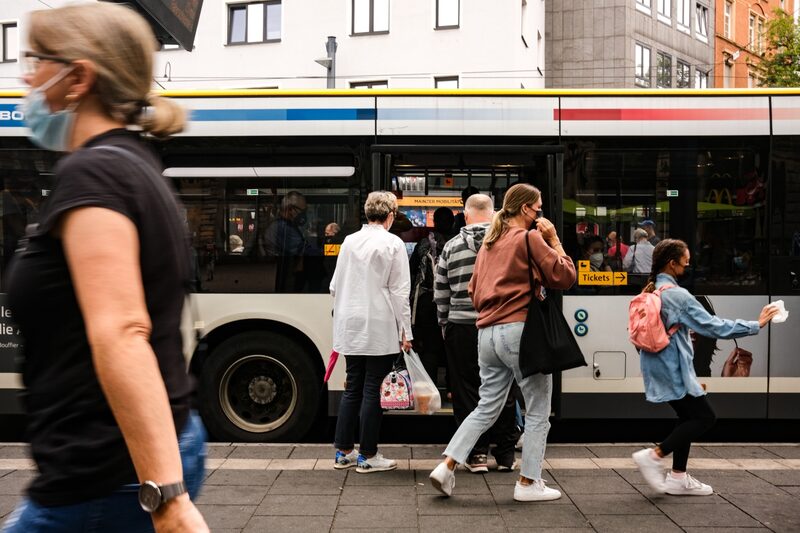 Por 9 euros por mês, foi possível transitar ilimitadamente pelo sistema de transporte público do país na temporada de verão Por 9 euros por mês, foi possível transitar ilimitadamente pelo sistema de transporte público do país na temporada de verão