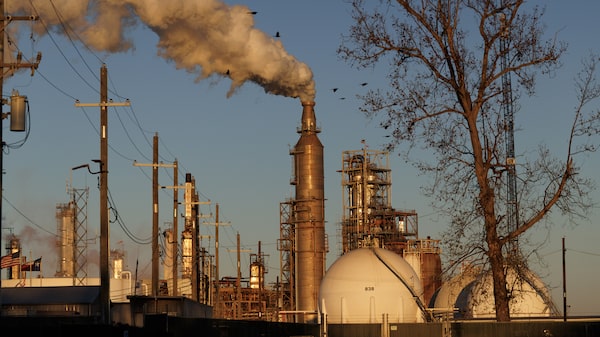 Petróleo supera los US$95 ante escalada entre EE.UU. e Irán y crecientes riesgos para el suministro Petróleo supera los US$95 ante escalada entre EE.UU. e Irán y crecientes riesgos para el suministro