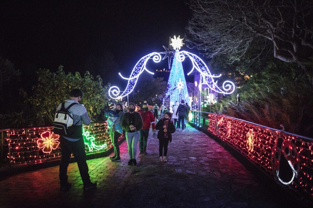 Visitantes con máscaras protectoras caminan por el Santuario de Monserrate en Bogotá, Colombia, el martes 8 de diciembre de 2020. Visitantes con máscaras protectoras caminan por el Santuario de Monserrate en Bogotá, Colombia, el martes 8 de diciembre de 2020.
