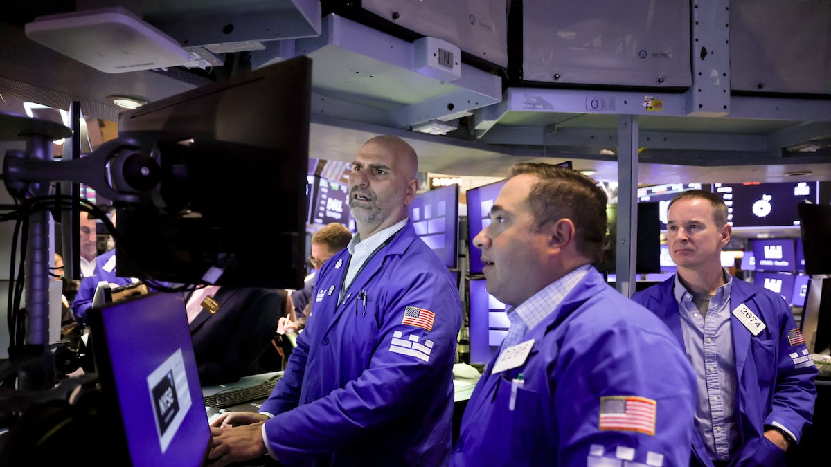 Wall Street rebota con apoyo del crudo y los bonos mientras el mercado evalúa rumbo de la Fed