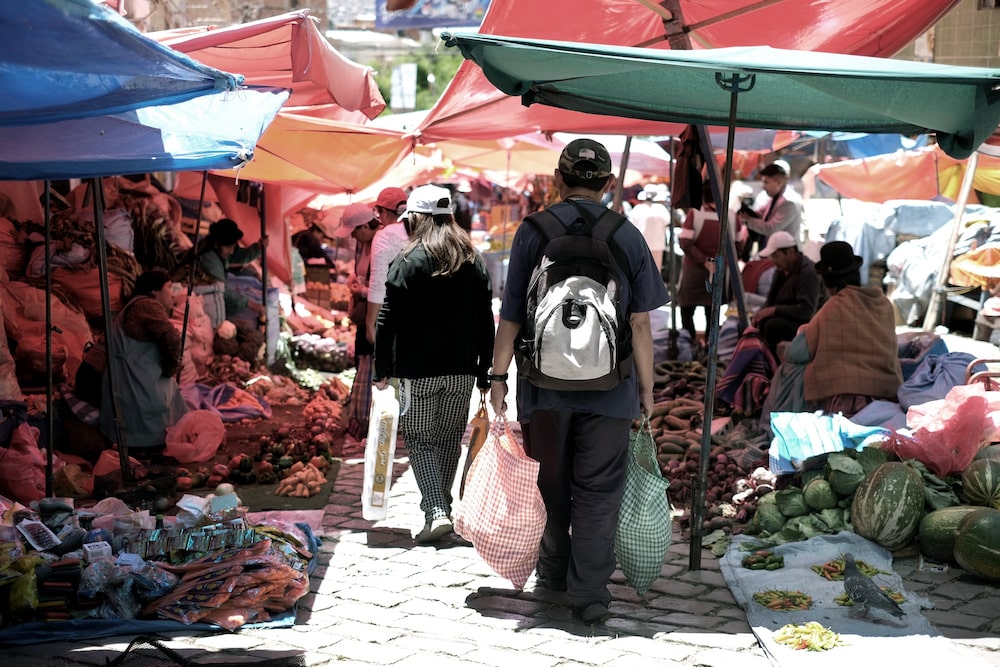 El frenético aumento de los alimentos pone a prueba el apoyo de los ciudadanos a la reformas del presdiente de Bolivia. El frenético aumento de los alimentos pone a prueba el apoyo de los ciudadanos a la reformas del presdiente de Bolivia.