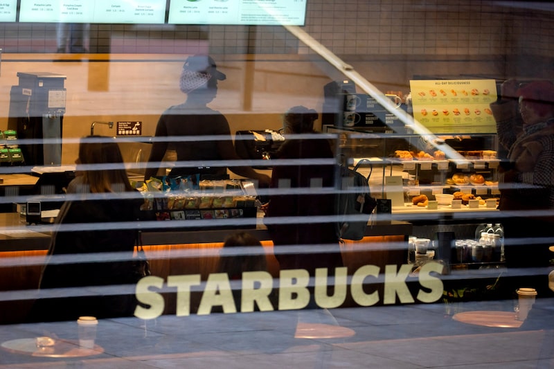 Un barista prepara una bebida dentro de una cafetería Starbucks en Nueva York. Fotógrafo: Michael Nagle/Bloomberg. Un barista prepara una bebida dentro de una cafetería Starbucks en Nueva York. Fotógrafo: Michael Nagle/Bloomberg.