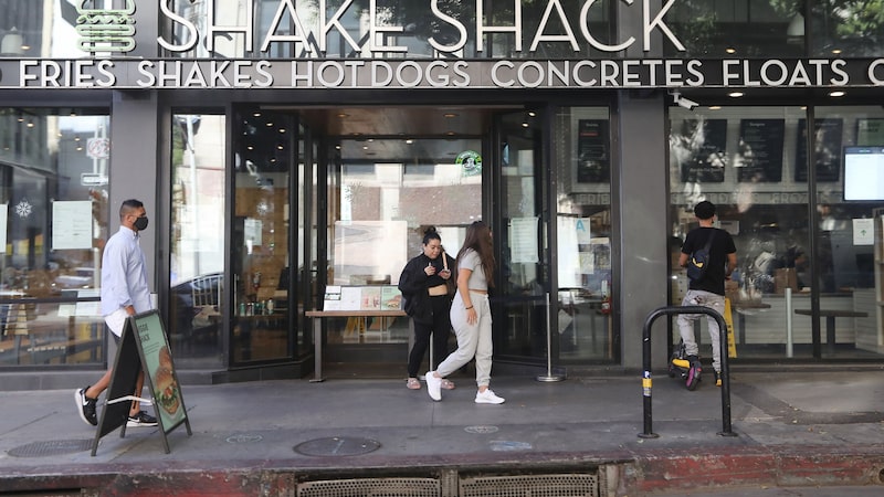 Shake Shack fecha acordo com dona do Outback para abrir 40 lojas no Brasil até 2036 Shake Shack fecha acordo com dona do Outback para abrir 40 lojas no Brasil até 2036