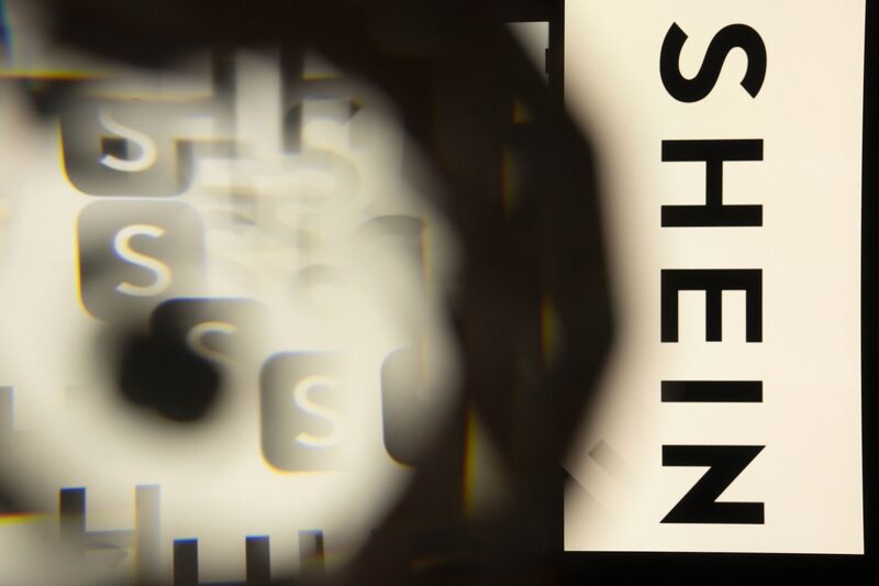 Shein y su rival Temu, propiedad de PDD Holdings Inc, han atraído a clientes de lugares como EE.UU. con productos baratos enviados directamente desde proveedores chinos. Shein y su rival Temu, propiedad de PDD Holdings Inc, han atraído a clientes de lugares como EE.UU. con productos baratos enviados directamente desde proveedores chinos.