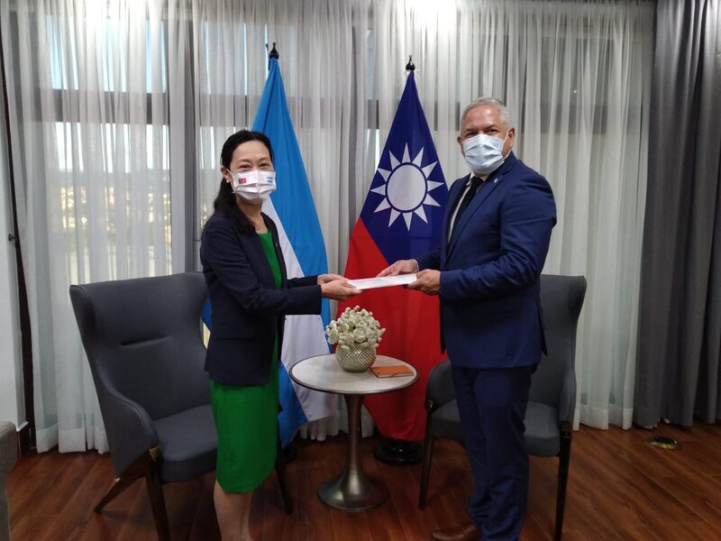 Días atrás, Vivia Chang entregó al canciller de Honduras, Eduardo Enrique Reina, las copias de estilo que la acreditan como embajadora extraordinaria y plenipotenciaria de Taiwán. Días atrás, Vivia Chang entregó al canciller de Honduras, Eduardo Enrique Reina, las copias de estilo que la acreditan como embajadora extraordinaria y plenipotenciaria de Taiwán.