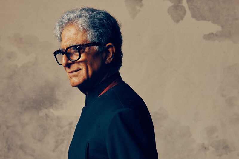 Según Chopra, la creatividad nunca será reemplazada por una máquina sino que es una oportunidad de usarse en conjunto. Según Chopra, la creatividad nunca será reemplazada por una máquina sino que es una oportunidad de usarse en conjunto.