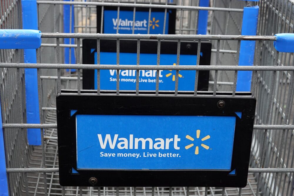 Carritos de la compra se sientan en el estacionamiento de una tienda Walmart el 19 de mayo de 2020 en Chicago, Illinois. Carritos de la compra se sientan en el estacionamiento de una tienda Walmart el 19 de mayo de 2020 en Chicago, Illinois.