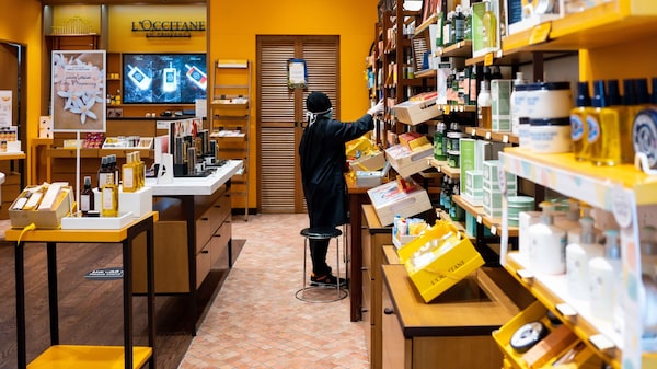 Dono da L’Occitane considera fechar capital após queda de 20% na bolsa, dizem fontes Dono da L’Occitane considera fechar capital após queda de 20% na bolsa, dizem fontes