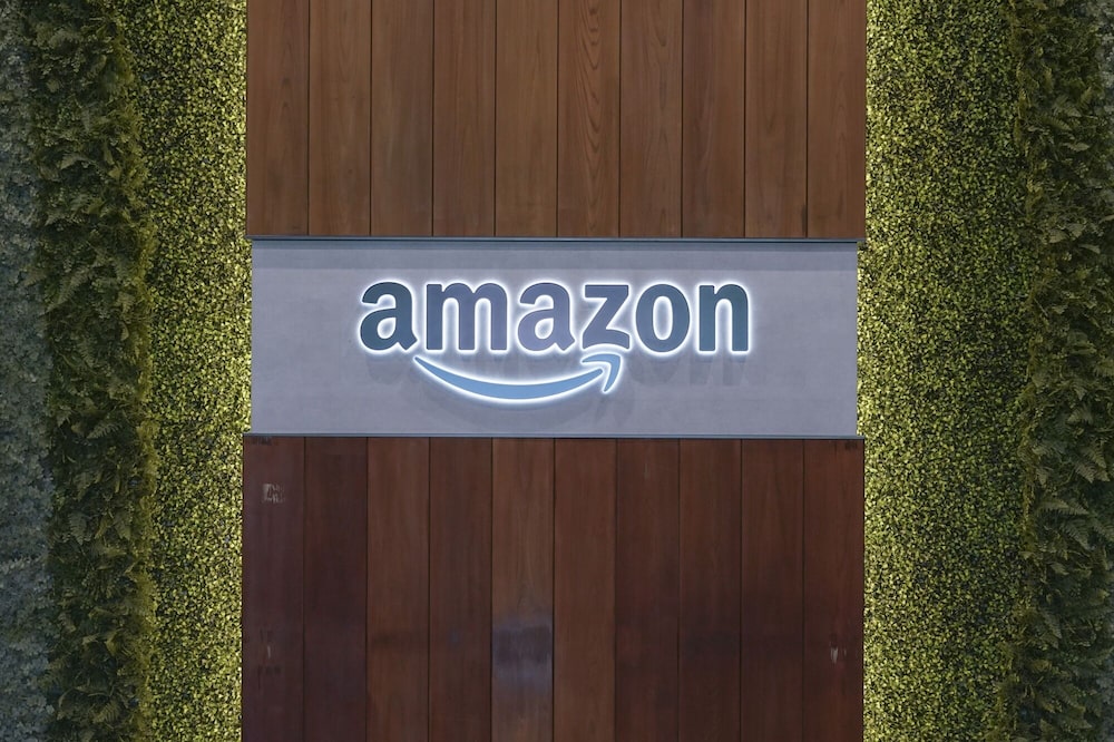 El logotipo de Amazon.com Inc. se exhibe en el centro logístico avanzado de la compañía. El logotipo de Amazon.com Inc. se exhibe en el centro logístico avanzado de la compañía.