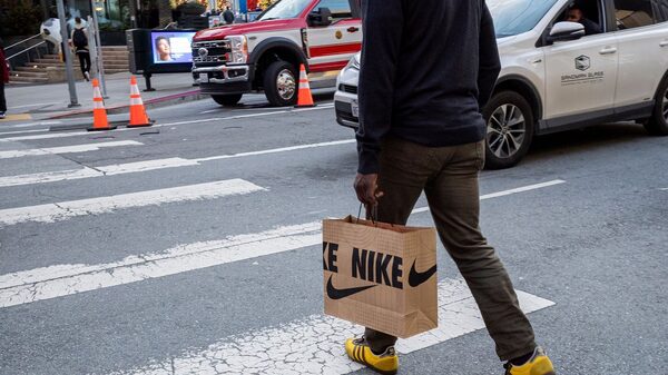 Syre, apoiada pela H&M, busca US$ 700 mi em financiamentos após acordo com a Nike Syre, apoiada pela H&M, busca US$ 700 mi em financiamentos após acordo com a Nike