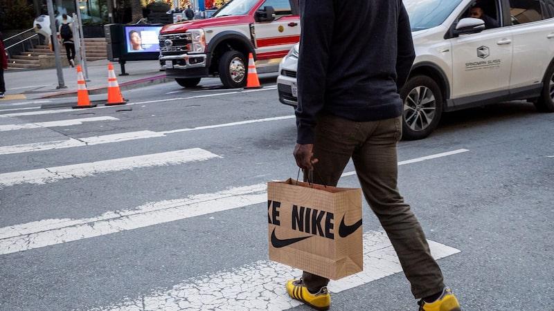 Syre, apoiada pela H&M, busca US$ 700 mi em financiamentos após acordo com a Nike Syre, apoiada pela H&M, busca US$ 700 mi em financiamentos após acordo com a Nike