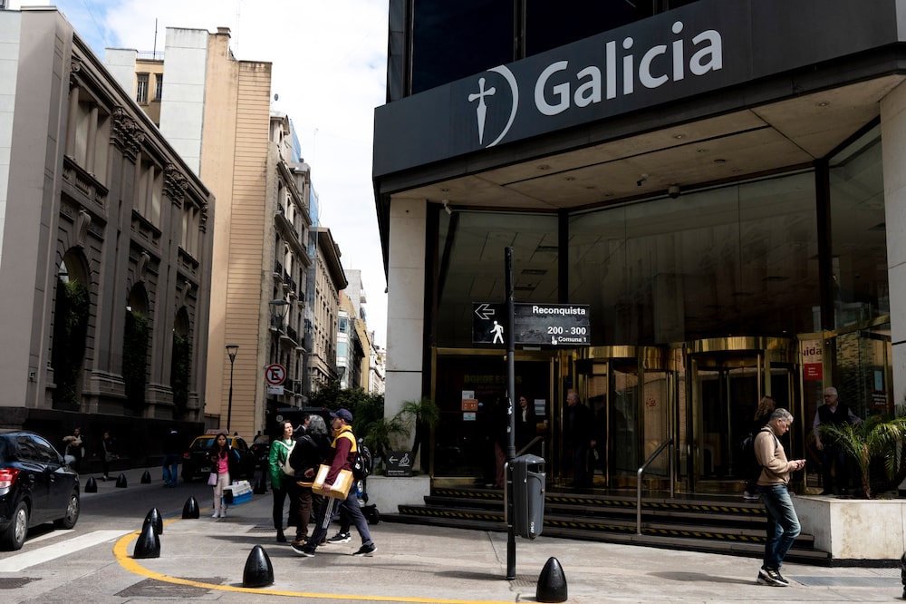 Sucursal del Banco Galicia en el microcentro de la Ciudad de Buenos Aires. Sucursal del Banco Galicia en el microcentro de la Ciudad de Buenos Aires.
