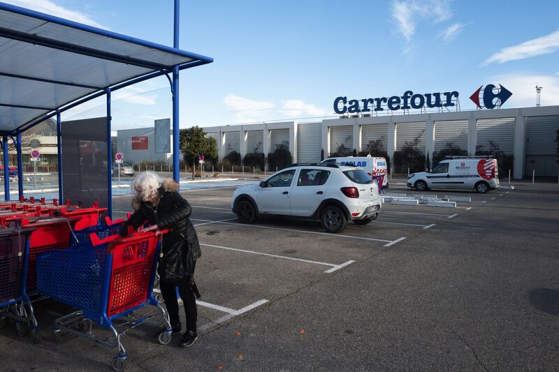 Bloomberg News informó en noviembre de que Carrefour estaba en las primeras fases de estudio de formas de aumentar su valoración. Bloomberg News informó en noviembre de que Carrefour estaba en las primeras fases de estudio de formas de aumentar su valoración.