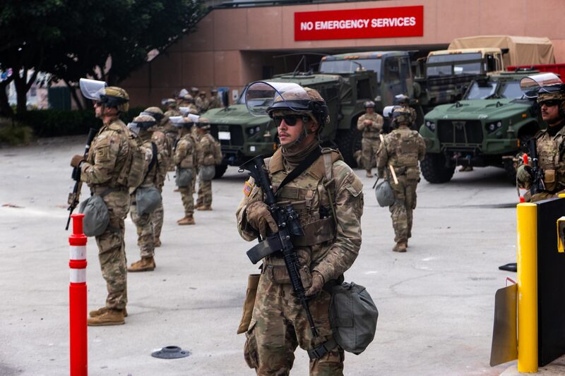 Tropas de la Guardia Nacional fuera del Centro de Detención Metropolitano de Los Ángeles el 8 de junio. Fotógrafo: Spencer Platt/Getty Images Tropas de la Guardia Nacional fuera del Centro de Detención Metropolitano de Los Ángeles el 8 de junio. Fotógrafo: Spencer Platt/Getty Images