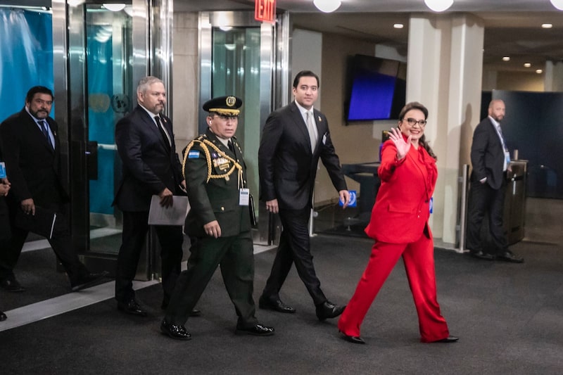 La presidenta Xiomara Castro, acompañada de su secretario privado Héctor Zelaya y el canciller Eduardo Enrique Reina, a su ingreso a la Asamblea de la ONU. La presidenta Xiomara Castro, acompañada de su secretario privado Héctor Zelaya y el canciller Eduardo Enrique Reina, a su ingreso a la Asamblea de la ONU.
