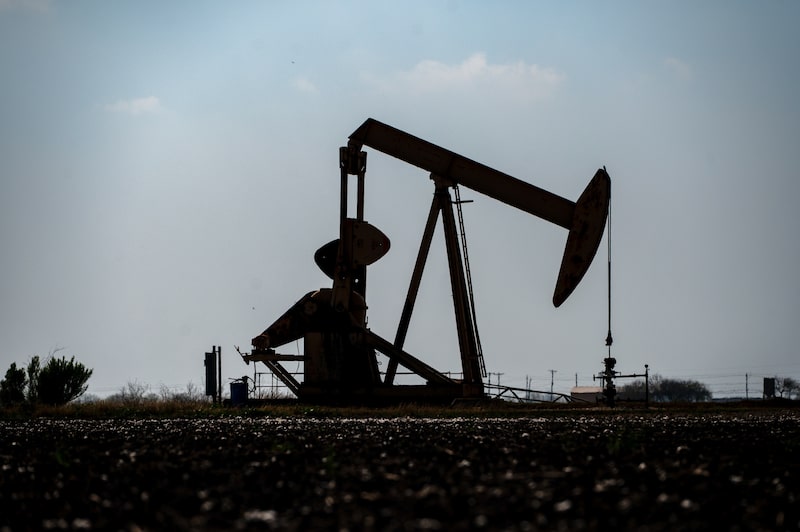 Una grúa de bombeo de petróleo en Corpus Christi, Texas. Fotógrafo: Eddie Seal/Bloomberg
Una grúa de bombeo de petróleo en Corpus Christi, Texas. Fotógrafo: Eddie Seal/Bloomberg