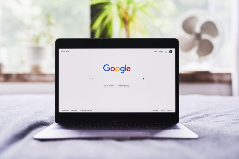 O Google revisou resultados de pesquisa para problemas acerca da Covid-19 para tornar as imagens e dados de autoridades médicas mais proeminentes O Google revisou resultados de pesquisa para problemas acerca da Covid-19 para tornar as imagens e dados de autoridades médicas mais proeminentes