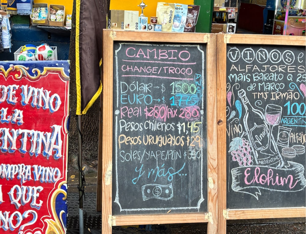 Loja de Caminito, no bairro da Boca, exibe cotações de cinco moedas na porta. Os brasileiros respondem por um em cada quatro turistas que desembarcam na Argentina, a maior fatia entre os mercados emissores. Loja de Caminito, no bairro da Boca, exibe cotações de cinco moedas na porta. Os brasileiros respondem por um em cada quatro turistas que desembarcam na Argentina, a maior fatia entre os mercados emissores.