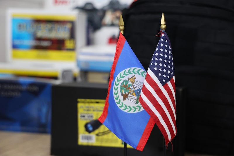 Banderines de Belice y Estados Unidos, en un acto público 8 de diciembre de 2025. Banderines de Belice y Estados Unidos, en un acto público 8 de diciembre de 2025.