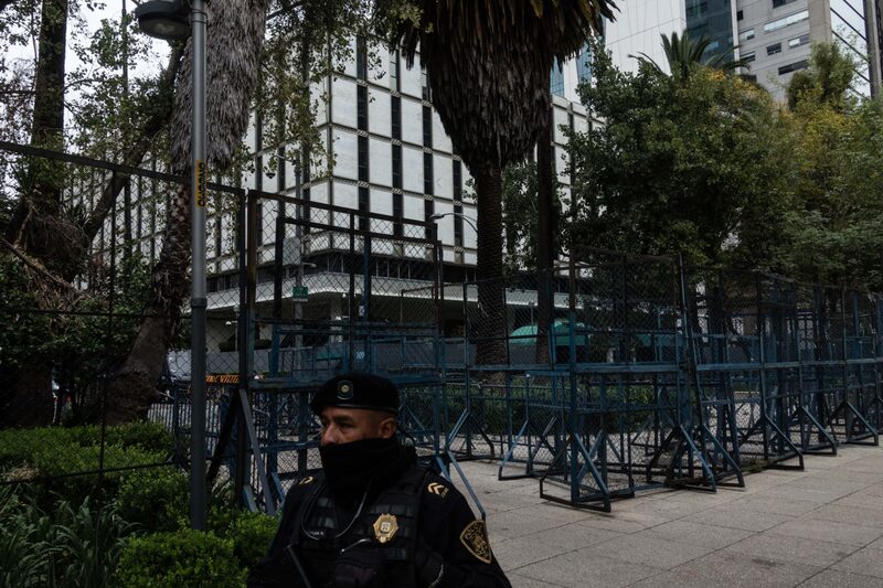 Un guardia armado con cubrebocas camina jusnto a la Embajada de Estados Unidos en la Ciudad de México : Cesar Rodriguez/Bloomberg Un guardia armado con cubrebocas camina jusnto a la Embajada de Estados Unidos en la Ciudad de México : Cesar Rodriguez/Bloomberg