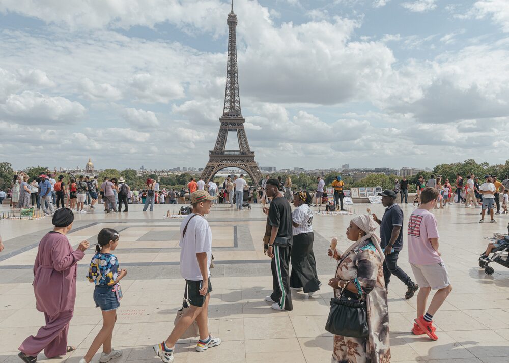 Turistas em Paris no verão de 2023 Turistas em Paris no verão de 2023