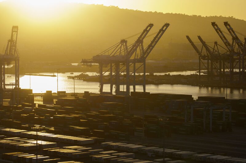 Grúas de pórtico se sitúan por encima de la terminal marítima de APM en el Puerto de Los Ángeles en esta fotografía aérea tomada sobre Los Ángeles, California, Estados Unidos, el viernes 1 de mayo de 2020. Grúas de pórtico se sitúan por encima de la terminal marítima de APM en el Puerto de Los Ángeles en esta fotografía aérea tomada sobre Los Ángeles, California, Estados Unidos, el viernes 1 de mayo de 2020.