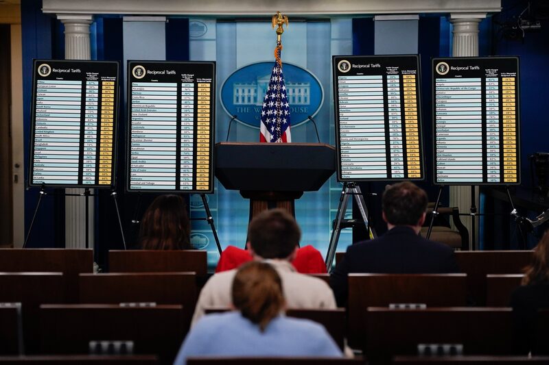 En una ceremonia el miércoles por la tarde, Trump reveló las tasas arancelarias de los países izando una pancarta en el Jardín de las Rosas. En una ceremonia el miércoles por la tarde, Trump reveló las tasas arancelarias de los países izando una pancarta en el Jardín de las Rosas.