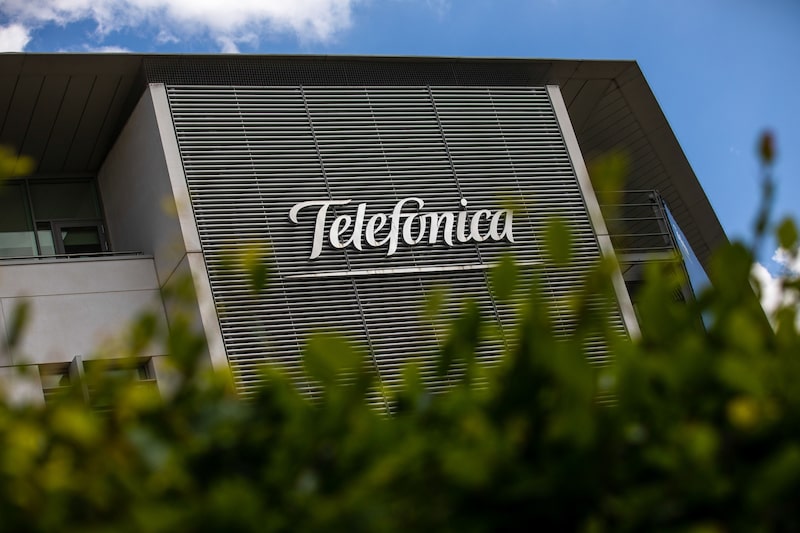 El logotipo de Telefónica se encuentra en el edificio de las oficinas 02, operado por Telefónica SA, en Slough, Reino Unido, el lunes 15 de junio de 2020. El logotipo de Telefónica se encuentra en el edificio de las oficinas 02, operado por Telefónica SA, en Slough, Reino Unido, el lunes 15 de junio de 2020.