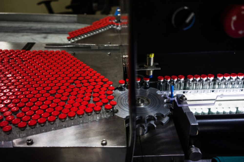 Los viales de vacunas ingresan al transportador de una máquina durante la inspección y detección de defectos en la planta farmacéutica del Serum Institute de India Ltd. en Pune, Maharashtra, India, el lunes 4 de mayo de 2015. Los viales de vacunas ingresan al transportador de una máquina durante la inspección y detección de defectos en la planta farmacéutica del Serum Institute de India Ltd. en Pune, Maharashtra, India, el lunes 4 de mayo de 2015.