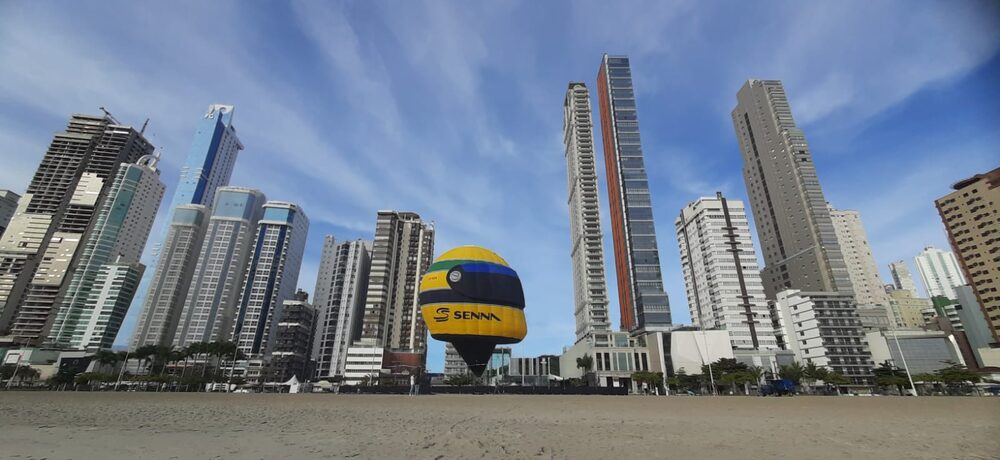 Balão de capacete da marca Senna para lançamento do Senna Tower, em Balneário Camboriú Balão de capacete da marca Senna para lançamento do Senna Tower, em Balneário Camboriú
