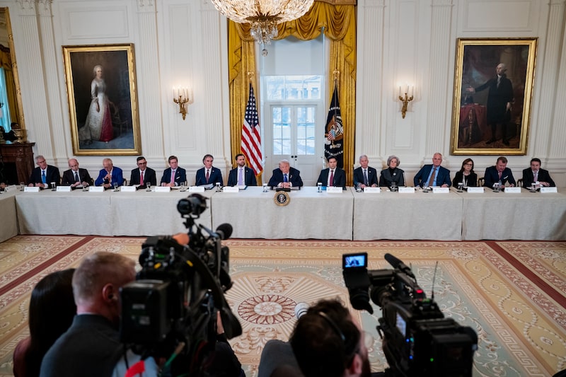 El presidnete Donald Trump y miembros de su gobierno durante una reunión con ejecutivos petroleros en la Sala Este de la Casa Blanca en Washington. El presidnete Donald Trump y miembros de su gobierno durante una reunión con ejecutivos petroleros en la Sala Este de la Casa Blanca en Washington.