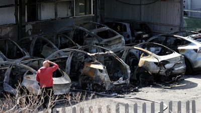 Italia investiga posible vinculación anarquista en incendio de un concesionario de Tesla Italia investiga posible vinculación anarquista en incendio de un concesionario de Tesla