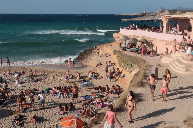 Ilha espanhola continua a ser um dos principais pontos procurados por turistas no verão europeu Ilha espanhola continua a ser um dos principais pontos procurados por turistas no verão europeu