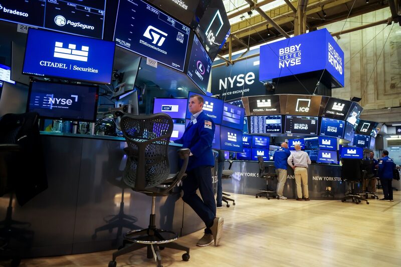 Wall Street cerró con caídas, golpeado por la corrección en tecnológicas ligadas a la IA y el efecto del cierre del gobierno sobre datos económicos clave. Wall Street cerró con caídas, golpeado por la corrección en tecnológicas ligadas a la IA y el efecto del cierre del gobierno sobre datos económicos clave.