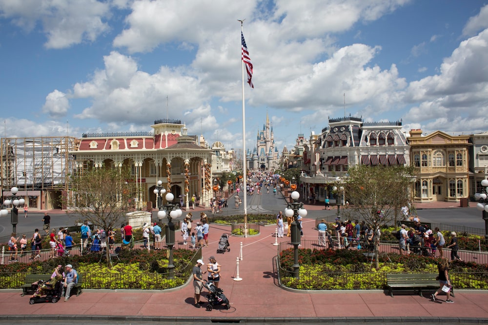 Em fevereiro, as ações da Disney caíram depois que a empresa afirmou esperar desafios para atrair turistas internacionais para seus parques nos Estados Unidos e alertou para o aumento contínuo dos custos de transmissão de eventos esportivos (Foto: David Ryder/Bloomberg) Em fevereiro, as ações da Disney caíram depois que a empresa afirmou esperar desafios para atrair turistas internacionais para seus parques nos Estados Unidos e alertou para o aumento contínuo dos custos de transmissão de eventos esportivos (Foto: David Ryder/Bloomberg)