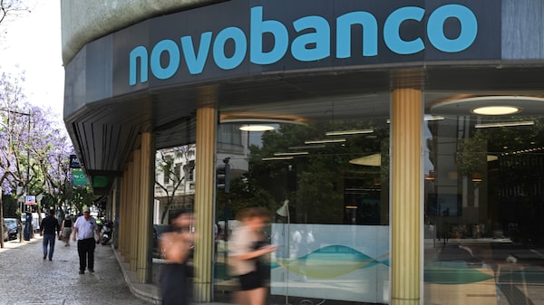 Grupo bancário francês compra Novo Banco, da Lone Star, por US$ 7,4 bilhões Grupo bancário francês compra Novo Banco, da Lone Star, por US$ 7,4 bilhões