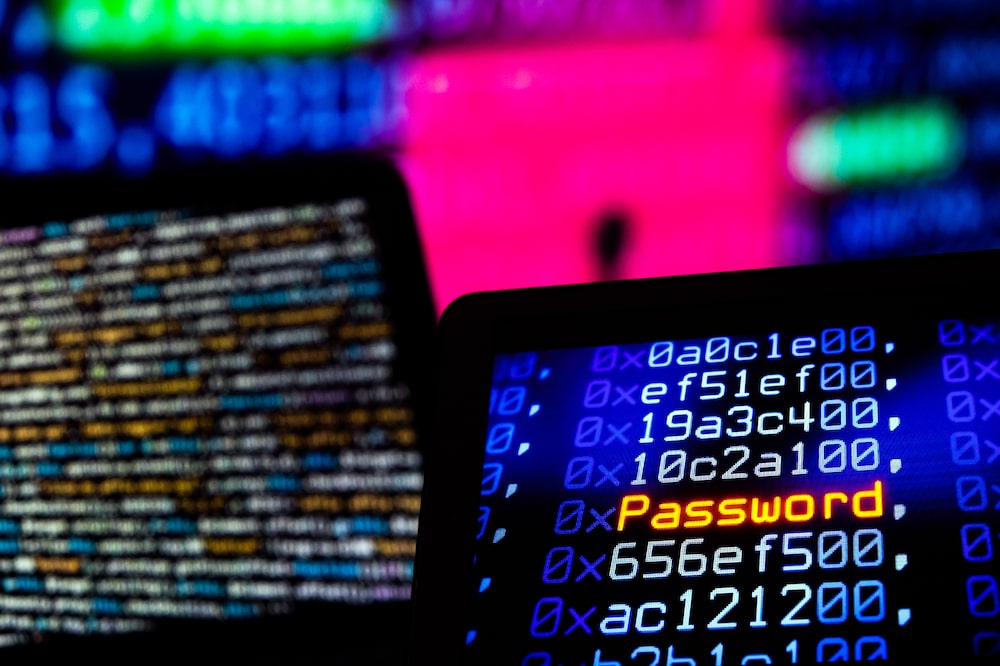 Código informático y texto mostrado en pantallas de ordenador. Código informático y texto mostrado en pantallas de ordenador.