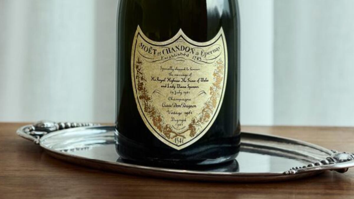 Una botella de champán Dom Pérignon de la boda del príncipe Carlos y Lady Di se subastará por la casa Bruun Rasmussen. Fotografía: Sitio Bruun Rasmussen.