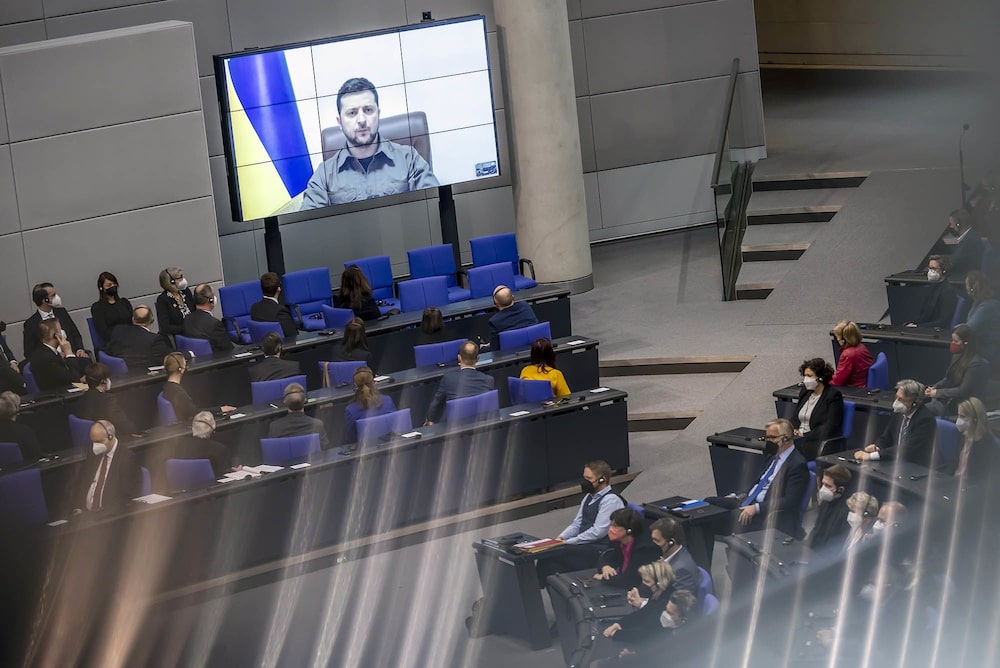 Volodymyr Zelenskiy se dirige al Bundestag a través de un vídeo en directo desde la agitada ciudad de Kiev, en Berlín, el 17 de marzo. Volodymyr Zelenskiy se dirige al Bundestag a través de un vídeo en directo desde la agitada ciudad de Kiev, en Berlín, el 17 de marzo.