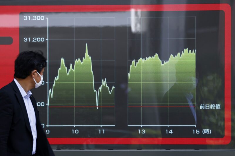 Un tablero electrónico de acciones muestra un gráfico de los movimientos del Nikkei 225 Stock Average fuera de una firma de valores en Tokio, Japón, el jueves 1 de junio de 2023. Fotógrafo: Kiyoshi Ota/Bloomberg Un tablero electrónico de acciones muestra un gráfico de los movimientos del Nikkei 225 Stock Average fuera de una firma de valores en Tokio, Japón, el jueves 1 de junio de 2023. Fotógrafo: Kiyoshi Ota/Bloomberg