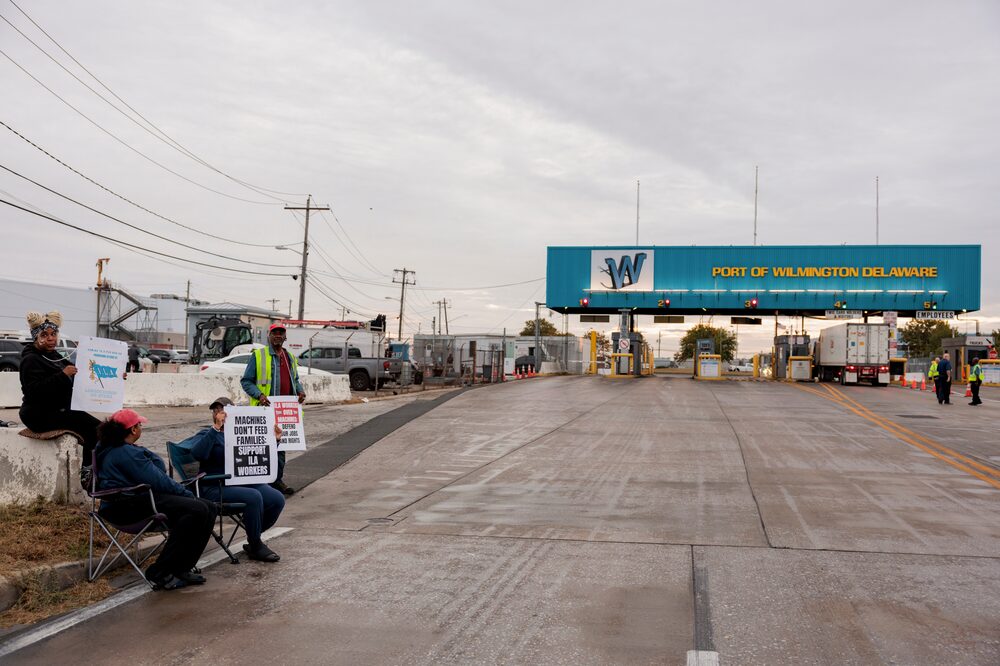 Los trabajadores forman un piquete frente al Puerto de Wilmington en Wilmington, Delaware, EE.UU., el martes 1 de octubre de 2024. Los trabajadores forman un piquete frente al Puerto de Wilmington en Wilmington, Delaware, EE.UU., el martes 1 de octubre de 2024.