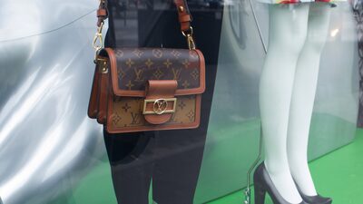 Vendas da LVHM desaceleram com queda na demanda por bolsas Louis Vuitton Vendas da LVHM desaceleram com queda na demanda por bolsas Louis Vuitton