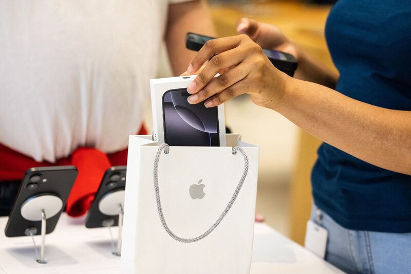 Las acciones de Apple subieron un 5,8% en Nueva York este lunes, a US$210,10, ya que Estados Unidos y China parecían dispuestos a reducir temporalmente los aranceles. Las acciones de Apple subieron un 5,8% en Nueva York este lunes, a US$210,10, ya que Estados Unidos y China parecían dispuestos a reducir temporalmente los aranceles.