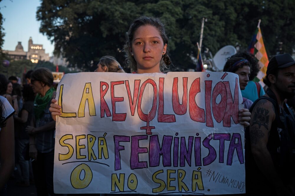 Una manifestante sostiene una pancarta durante la marcha del 8M en Buenos Aires. Una manifestante sostiene una pancarta durante la marcha del 8M en Buenos Aires.
