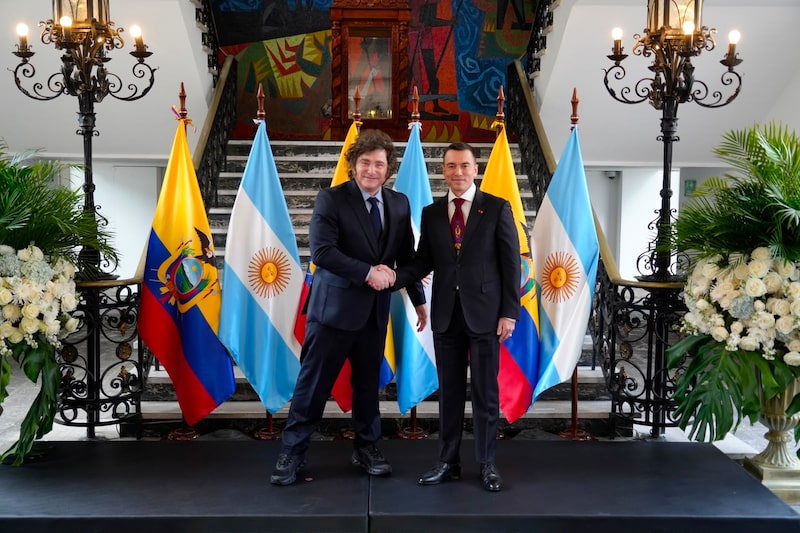 Milei toma primera decisión de mano dura tras reunión con Noboa en Ecuador. Milei toma primera decisión de mano dura tras reunión con Noboa en Ecuador.