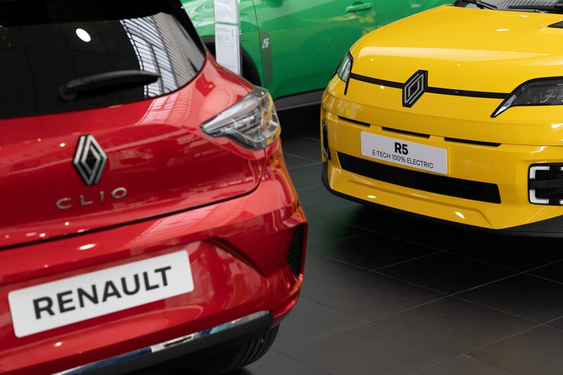 Vehículos eléctricos Renault Clio y R5 E-Tech expuestos en un concesionario Renault en Aviñón, Francia, el lunes 17 de febrero de 2025. Vehículos eléctricos Renault Clio y R5 E-Tech expuestos en un concesionario Renault en Aviñón, Francia, el lunes 17 de febrero de 2025.