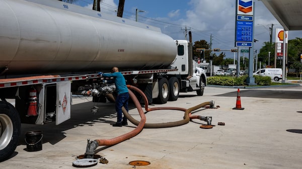 Trump pide investigar los precios de la gasolina por considerar que no bajan lo suficiente Trump pide investigar los precios de la gasolina por considerar que no bajan lo suficiente
