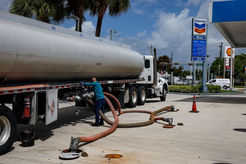 Un camión cisterna entrega combustible a una gasolinera en Miami. Un camión cisterna entrega combustible a una gasolinera en Miami.